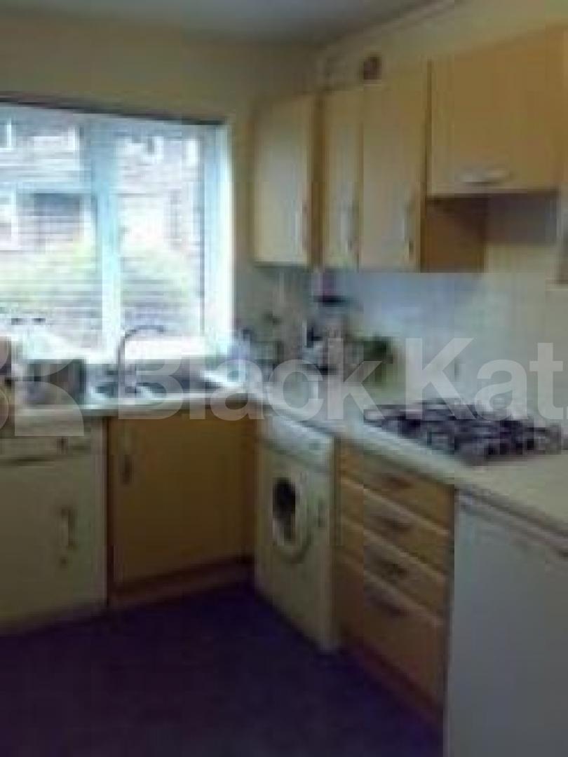 			4 Bedroom, 1 bath, 1 reception Flat			 Kingsdown Road, HOLLOWAY N19